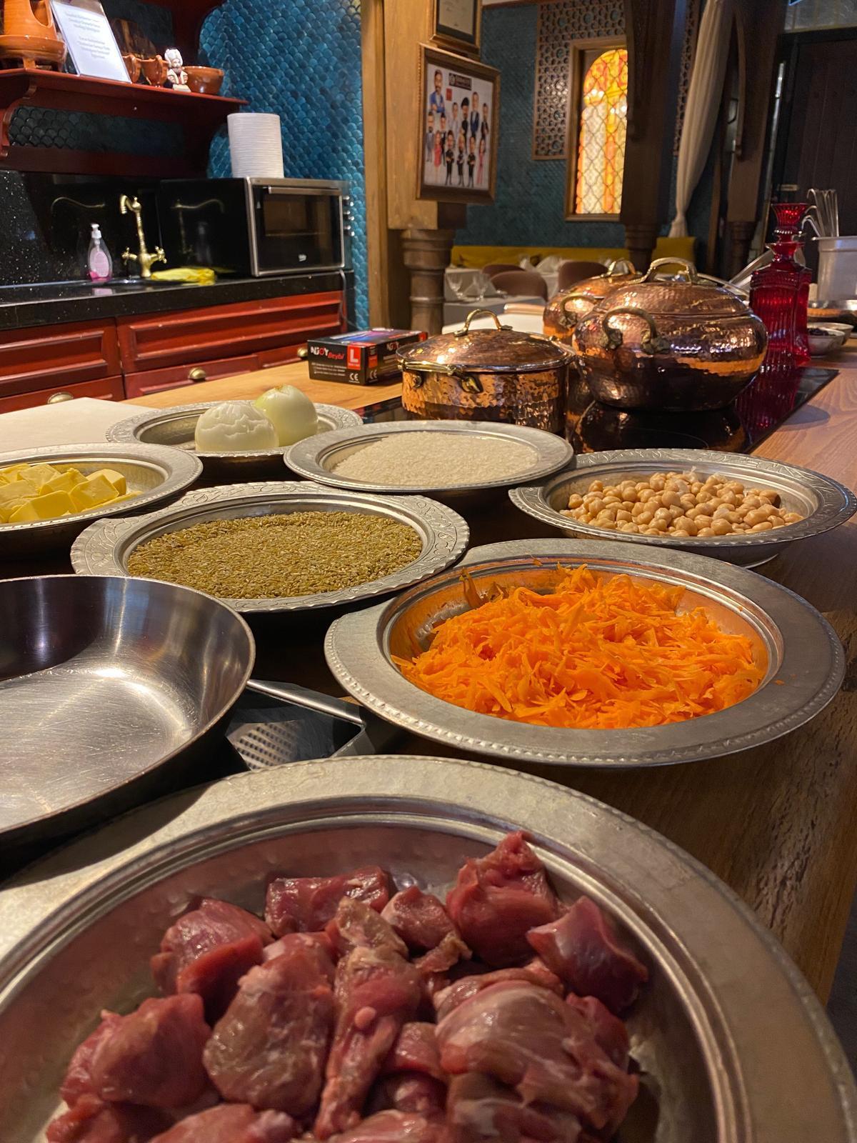 Private Topkapi Palace Tour and Ottoman Cooking Class at Deraliye Restaurant